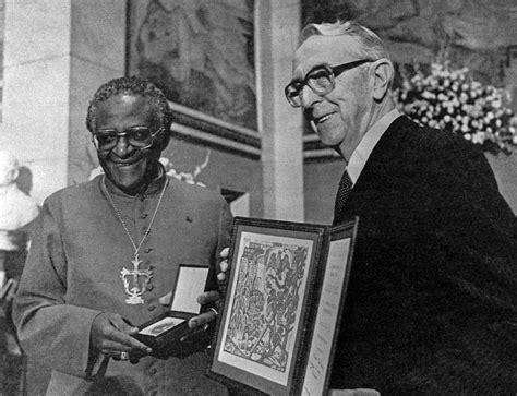 Die Verleihung des Nobelpreises an Desmond Tutu; Eine Analyse der Bedeutung für Südafrikas politische und soziale Landschaft